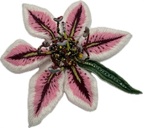 Брошь-Лилия розовая с вышивкой из ниток мулине с бисером